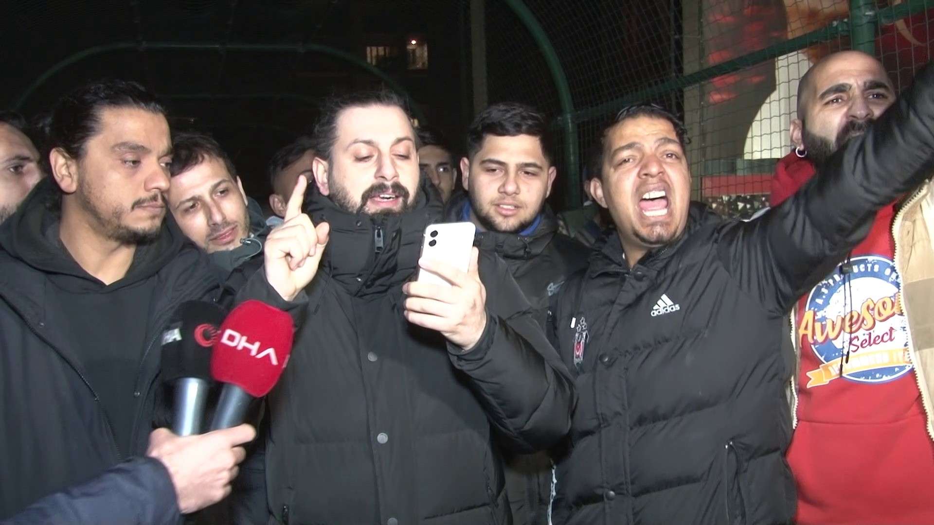 Bir grup Roman vatandaş, CHP'nin 28. Dönem Milletvekili Genel Seçimi için hazırladığı aday listesinde yer bulamamalarını protesto etmek amacıyla İstanbul İl Başkanlığı önünde basın açıklaması yaptı.