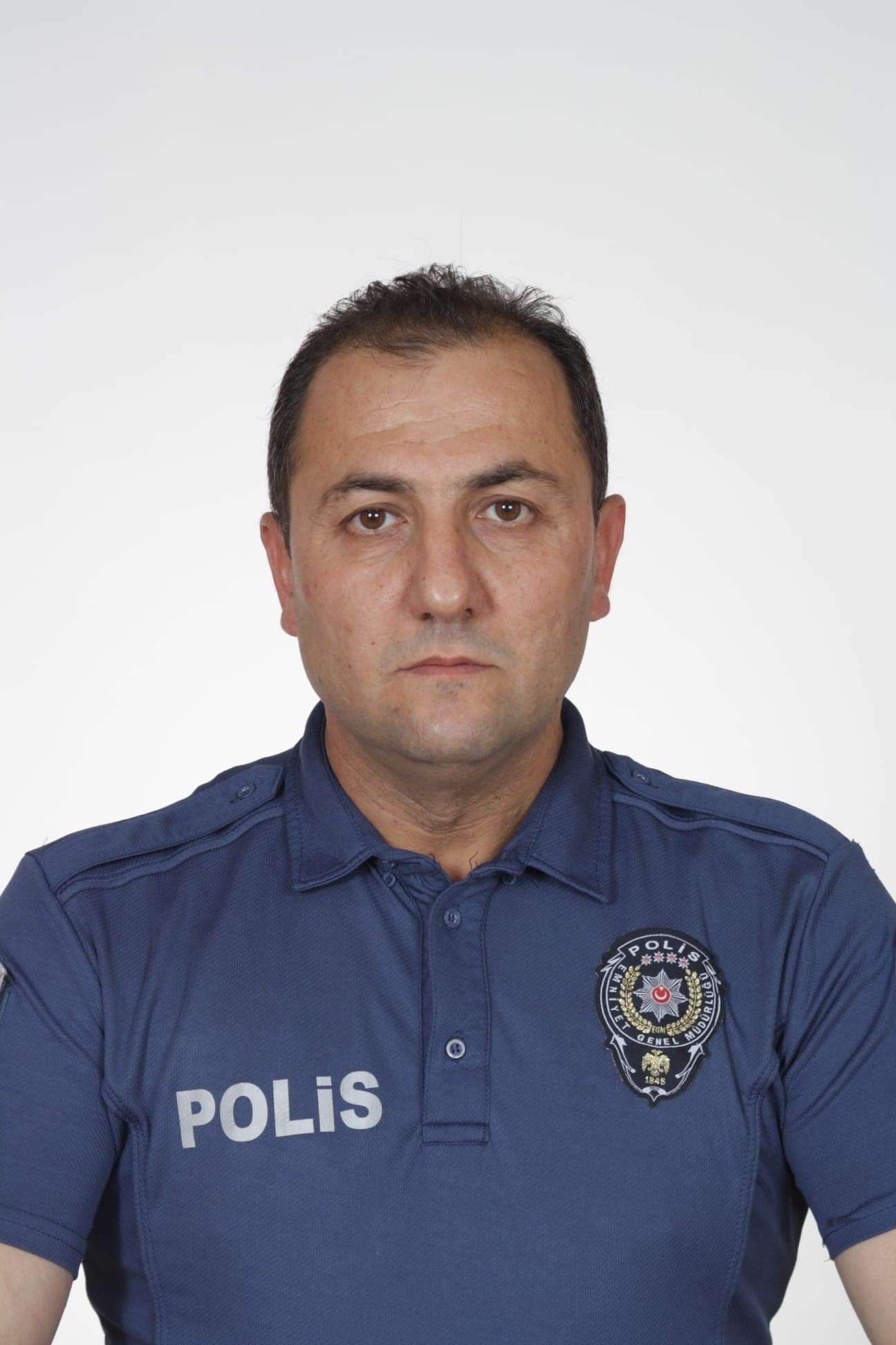 Bursa'nın İznik ilçesinde uzun yıllar polis memuru olarak görev yapan 49 yaşındaki Basri Güneş, 25 gün önce emekli oldu. "Polis Haftası" sırasında hayatını kaybeden Güneş, İznik İlçe Emniyet Müdürlüğü'nde görev yapmıştı. Evde kalp krizi geçiren ve üç çocuk babası olan Güneş, yakınlarının fark etmesiyle hastaneye kaldırıldı.