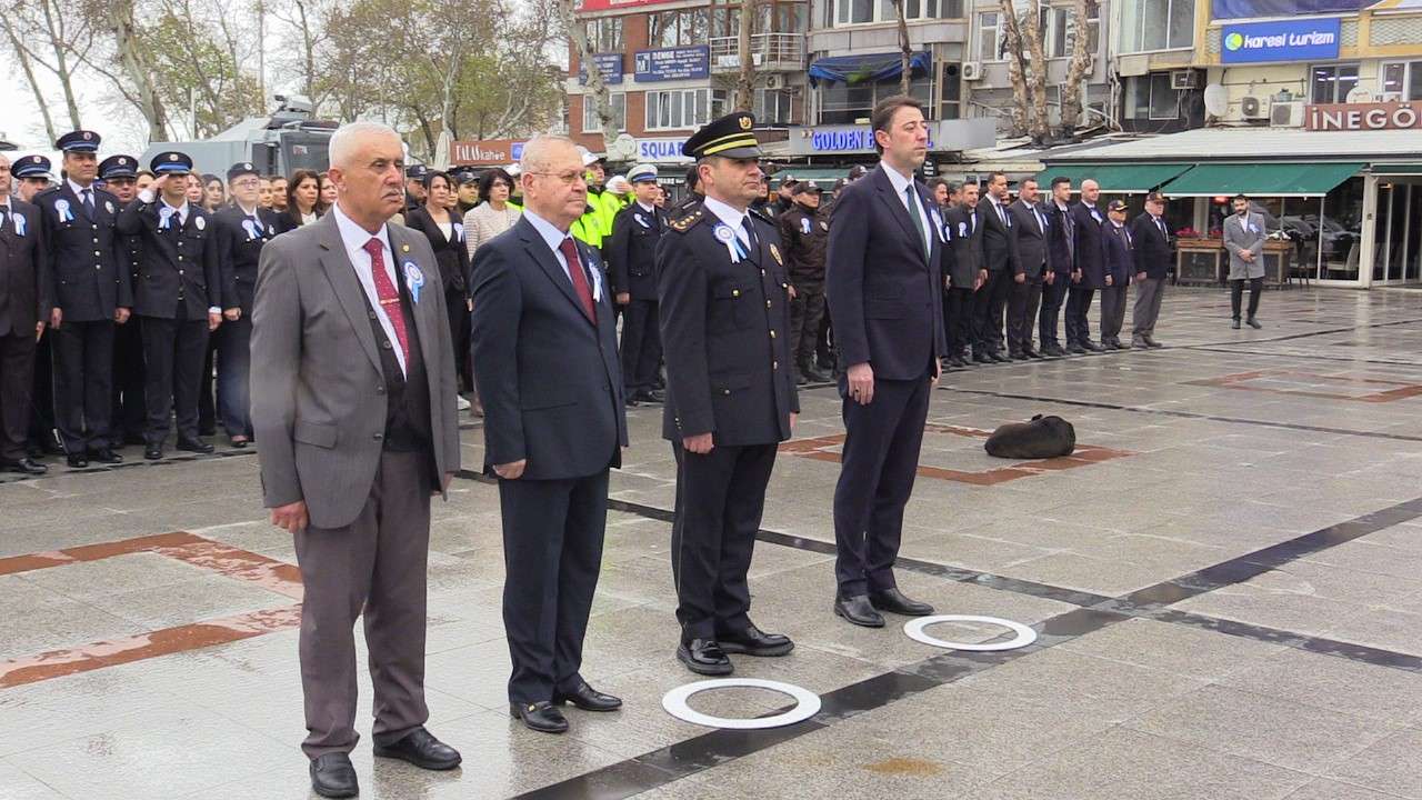 Balıkesir'in Bandırma ilçesinde, Polis Teşkilatı'nın 178. kuruluş yıldönümü Cumhuriyet Meydanı'nda kutlandı.