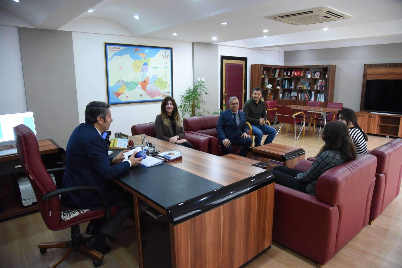 Tübitak 53. Lise Öğrencileri Araştırma Projeleri yarışmasında Türkiye 1. si olan, 13-19 Mayıs 2023 tarihleri arasında ABD'nin Dallas şehrinde gerçekleştirilecek dünyanın en büyük üniversite öncesi bilim yarışması olarak nitelendirilen Regeneron ISEF Bilim ve Mühendislik Yarışmasına katılmaya hak kazanan BİLSEM öğrencileri Aslı Ece Yılmaz ve Azra Demirkapılar, Okul Müdürü Turgut Kıvanç ve proje danışmanlığını yapan Kimya Öğretmeni Pınar Sabaz ile birlikte Ali Tatlı'ya ziyaret gerçekleştirdiler. Öğrenciler Regeneron ISEF Bilim ve Mühendislik Yarışması'na katılmaya hak kazandıkları projelerinin hedefleri, aşamaları ve geleceğe dair kariyer planlarını Tatlı ile paylaştılar.Aslı Ece Yılmaz ve Azra Demirkapılar, Danışman öğretmenleri ile birlikte yürüttükleri projede; yeşil sentez ile karbon kuantum noktayı sentezleyerek bu malzemeleri ilaç taşıma sistemi olarak kullanmayı, malzemelerin uv ışıkta parlama özellikleri sayesinde tıbbi görüntülemede olarak kullanılan oldukça fazla miktarda radyasyon içeren cihazlara yeni bir alternatif geliştirmeyi, özellikle kemoterapi ilaçlarının doğrudan tümörlü bölgeye hedeflenerek vücudun genelinde meydana getirdiği yaygın yan etkileri azaltmayı hedeflediklerini belirttiler. Başarıyla yürütmüş oldukları projelerini öğrencilerimizden dinleyerek gelecekle ilgili hedefleri konusunda onlara tavsiyelerde bulunan İl Müdürü Ali Tatlı, "Proje tabanlı çalışmalar ile öğrencilerimiz; kritik düşünme becerisi, çok yönlü araştırma yapabilme, sorumluluk alma, iş birliği ve ortak çalışma, topluluk önünde konuşma ve sunum yapma yetkinliği gibi birçok beceri kazanıyorlar. Her öğrencimizin bir şeyler üretebilmesini, kendilerini geliştirme gayretlerini takdir ediyor ve destekliyoruz. Müdürlüğümüze gelerek projelerini anlatan, başarılarıyla bizleri gururlandıran öğrencilerimizi tebrik ediyor; lise öğrencilerinin Nobel'i olarak görülen Regeneron ISEF Bilim ve Mühendislik Yarışması'nda öğrencilerimize başarılar diliyorum" diyerek bu süreçte öğrencilerin yanlarında olan, onları destekleyen yönetici ve öğretmenimize teşekkür etti.