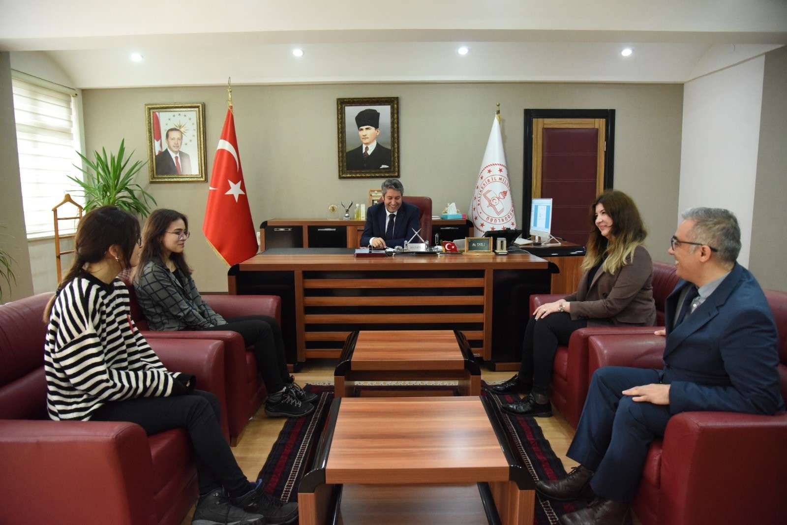 Karesi Şehit Prof. Dr. İlhan Varank Bilim ve Sanat Merkezi'nde okuyan öğrenciler Aslı Ece Yılmaz ve Azra Demirkapılar, öğretmenleri Pınar Sabaz danışmanlığında yaptıkları projelerle ABD'de düzenlenecek olan Regeneron ISEF Bilim ve Mühendislik Yarışması'nda Türkiye'yi temsil etmek üzere yola çıkmadan önce İl Milli Eğitim Müdürü Ali Tatlı'yı ziyaret ettiler.