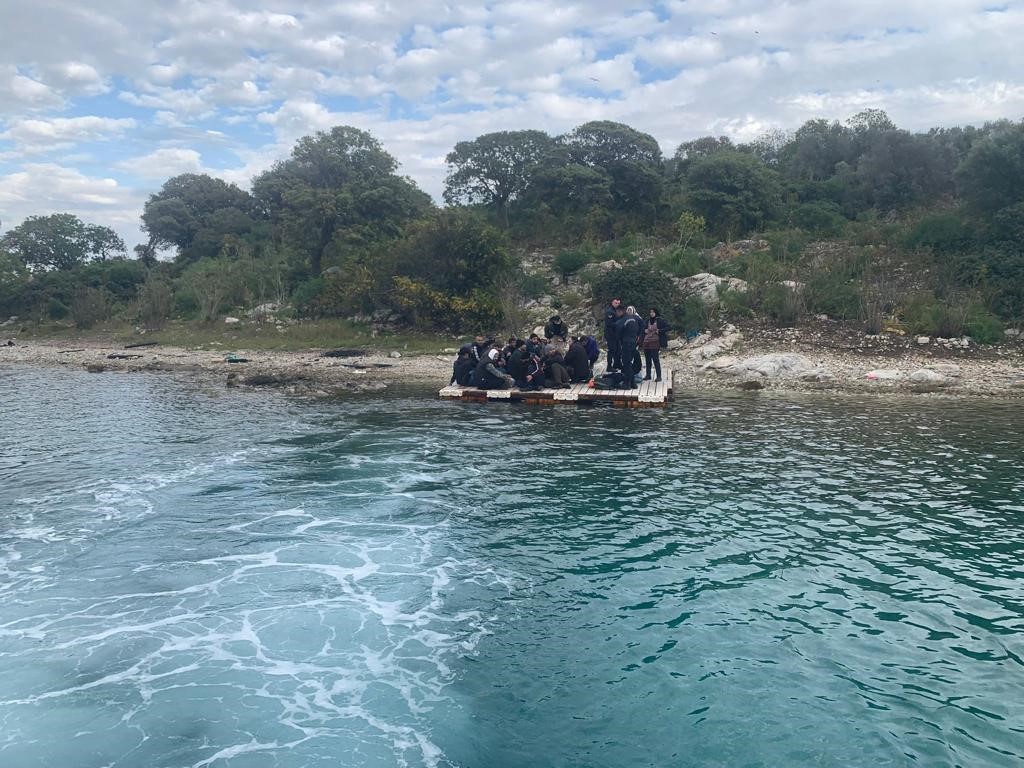 Mültecilerin Avrupa hayalleriyle farklı ülkelerden Yunanistan'a gitmek istemeleri, Didim'den deniz yoluyla Bodrum'a getirildikleri ve burada insan kaçakçıları tarafından 'Bodrum, Yunanistan' denilerek kandırıldıkları, Yeşilçam'ın unutulmaz filmlerinden "Banker Bilo"yu andırdı. Türkbükü Mahallesi'ndeki Küçükada'ya bırakılan mülteciler, balıkçılar tarafından fark edildi ve sahil güvenlik ekiplerine haber verildi.