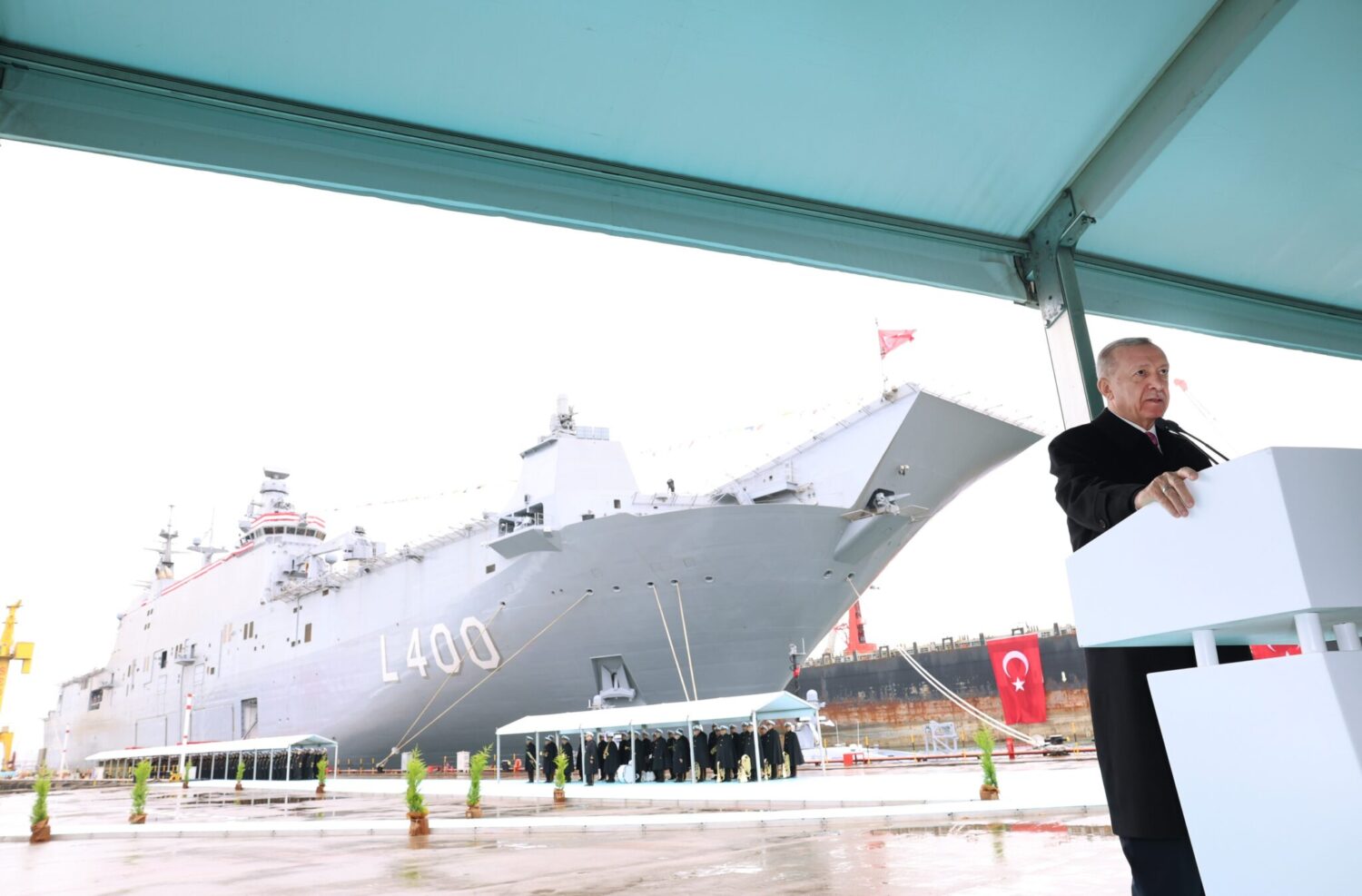 Cumhurbaşkanı Recep Tayyip Erdoğan, Tuzla'da düzenlenen TCG Anadolu Gemisi Teslim Töreni ve Yeni MİLGEM Fırkateynleri Sac Kesme Töreni'ne katıldı. Erdoğan, Türkiye'nin gemi tasarımı, geliştirme, inşa ve bakımını yapan 10 ülkeden biri olmasının, sadece bir slogan olmadığını, aynı zamanda gurur verici bir başarı olduğunu ifade etti.