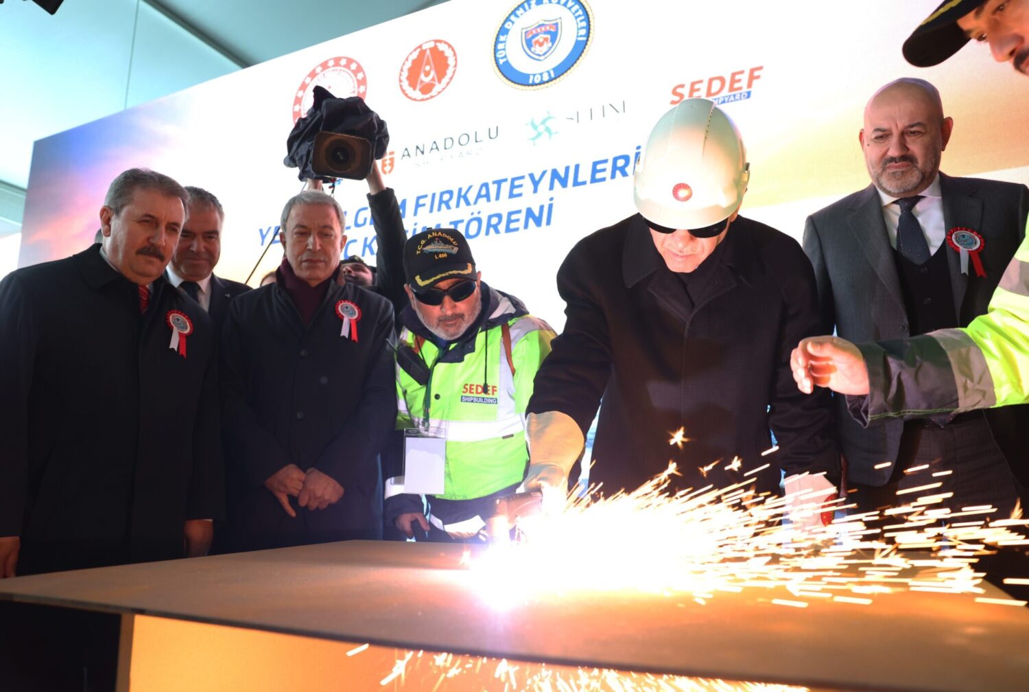 Cumhurbaşkanı Recep Tayyip Erdoğan, Tuzla'da düzenlenen TCG Anadolu Gemisi Teslim Töreni ve Yeni MİLGEM Fırkateynleri Sac Kesme Töreni'ne katıldı. Erdoğan, Türkiye'nin gemi tasarımı, geliştirme, inşa ve bakımını yapan 10 ülkeden biri olmasının, sadece bir slogan olmadığını, aynı zamanda gurur verici bir başarı olduğunu ifade etti.