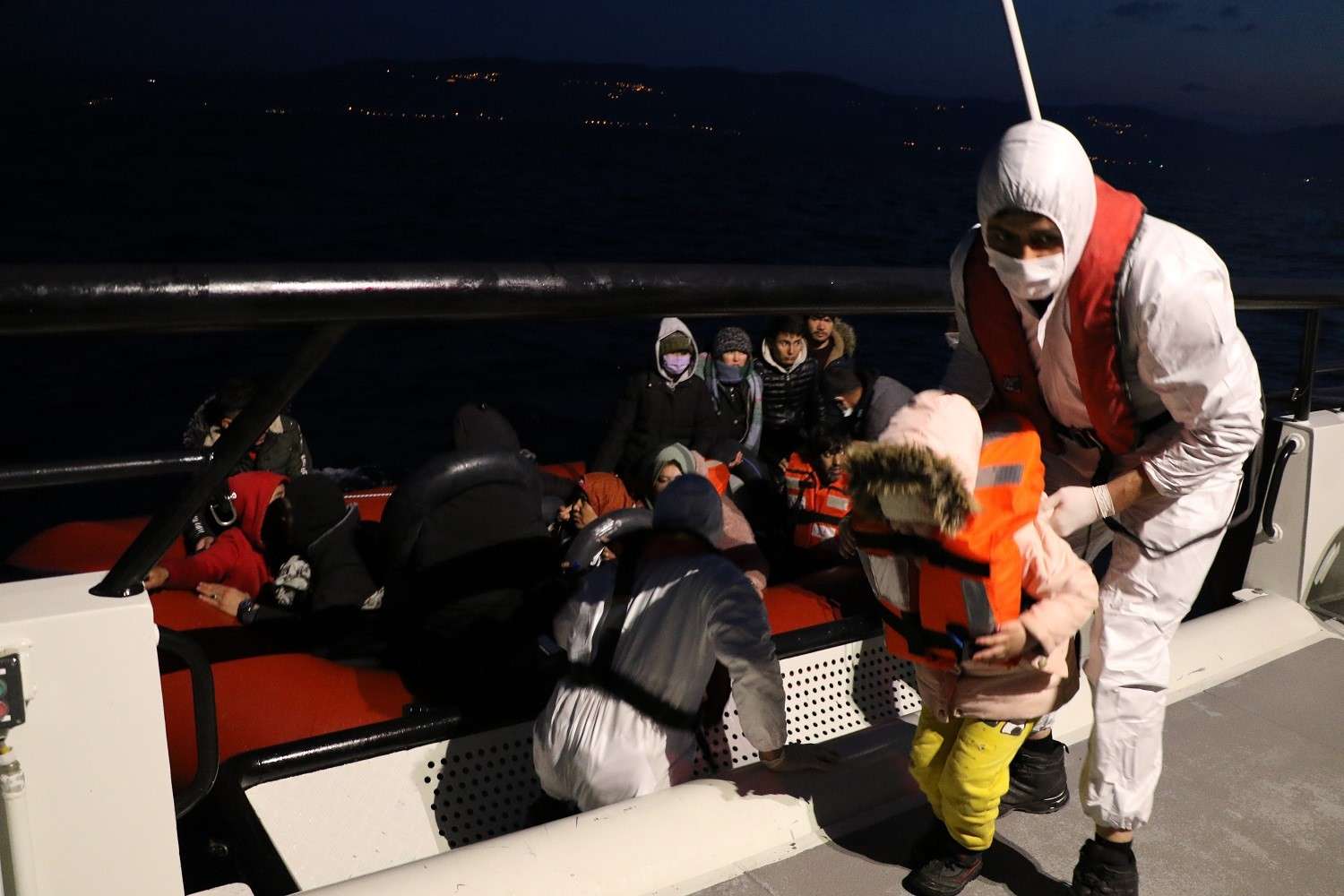 Sahil Güvenlik ekiplerince düzenlenen 4 farklı operasyonda, Çanakkale’nin Ayvacık ilçesi açıklarında lastik botlar içinde 77 kaçak göçmen yakalandı.
