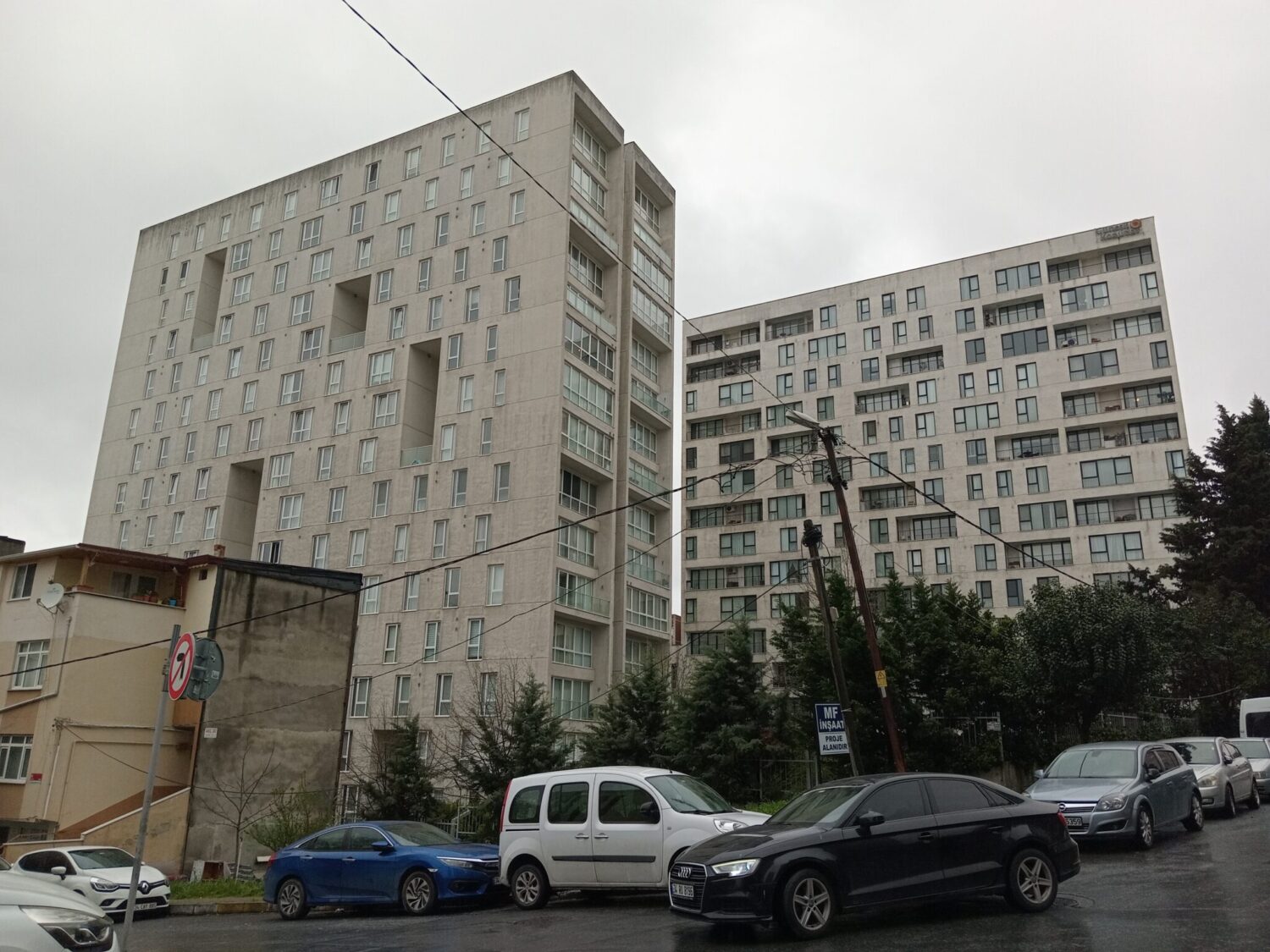 Bağcılar’da bir sitede 5 kedi 4 ay içerisinde kayboldu. Güvenlik kameralarını izleyen site sakinleri, komşularının kedileri poşet içerisinde aracının bagajına koyduğunu görüp şikayetçi oldu.