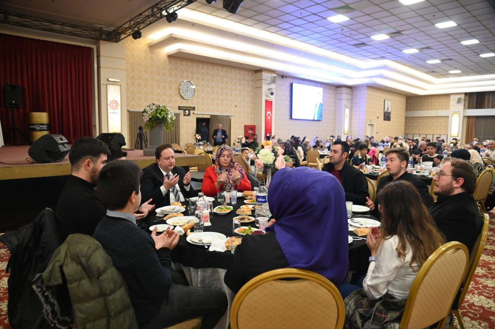 Karesi Belediyesi personeli, Karesi Belediye Başkanı Dinçer Orkan’ın verdiği iftar yemeğinde bir araya geldi. Belediye Başkanı Dinçer Orkan, “Biz bir aile olduk. Bu çok önemliydi. Eğer aile olursak her türlü başarıyı elde ederiz. Bizim için bu çok önemliydi ve başardık” dedi
