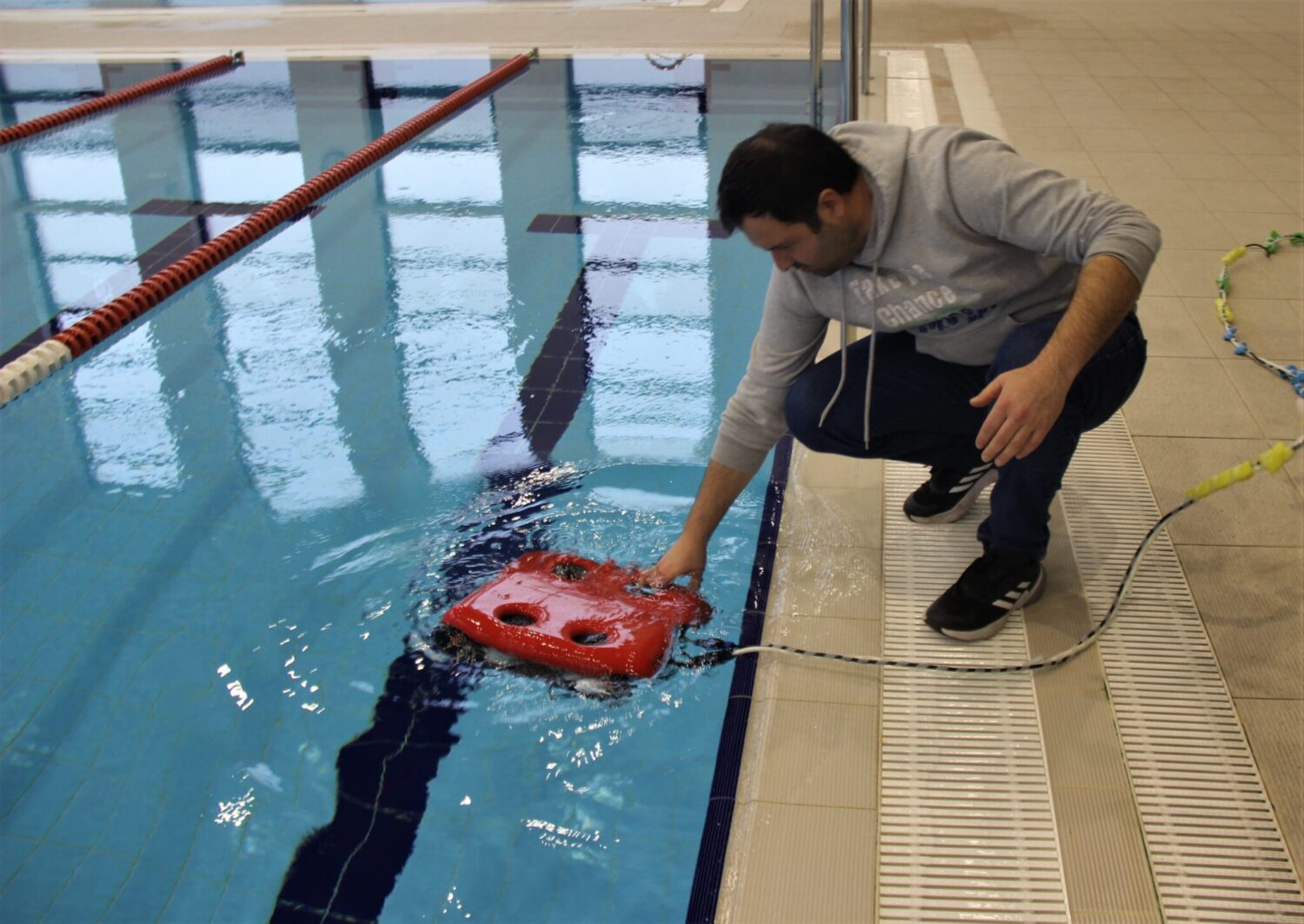 ÜRETTİKLERİ SU ALTI ROBOTUYLA YARIŞMAYA HAZIRLANIYORLAR