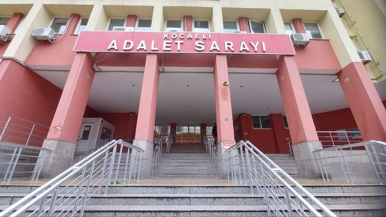 Kocaeli'de evden kaçan 15 yaşındaki otizmli kıza tır içinde 4 gün boyunca cinsel istismarda eden sanık 37 yıl 9 ay hapis cezası aldı.