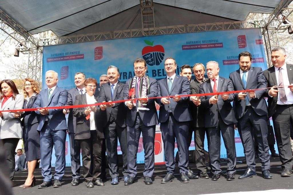 Bayramiç Yıldırım Akbulut Meydanı'nda Bayramiç Belediyesi'nin toplu açılış ve temel atma töreni gerçekleşti. Törene İstanbul Büyükşehir Belediye Başkanı Ekrem İmamoğlu, Bayramiç Belediye Başkanı Mert Uygun, CHP Çanakkale Milletvekili adayları, belediye başkanları, siyasi parti temsilcileri ve vatandaşlar katıldı.