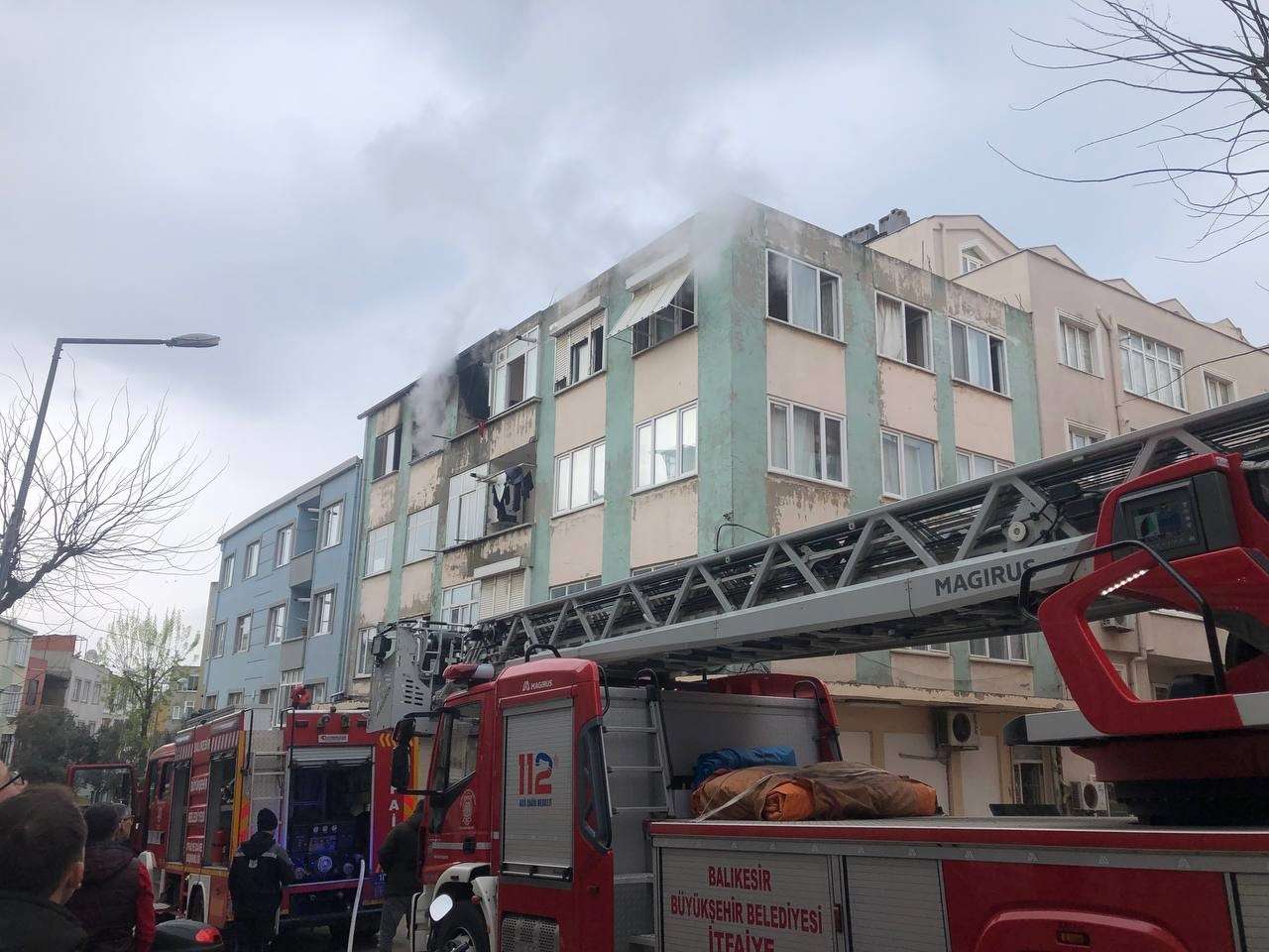 BANDIRMA'DA YANGINDA DUMANDAN ETKİLENEN 2 KİŞİ HASTANEYE KALDIRILDI (GÖKHAN DAĞLI/BALIKESİR-İHA) Balıkesir'in Bandırma ilçesinde yangın çıkan evde dumandan etkilenen 2 kişi hastaneye kaldırıldı.