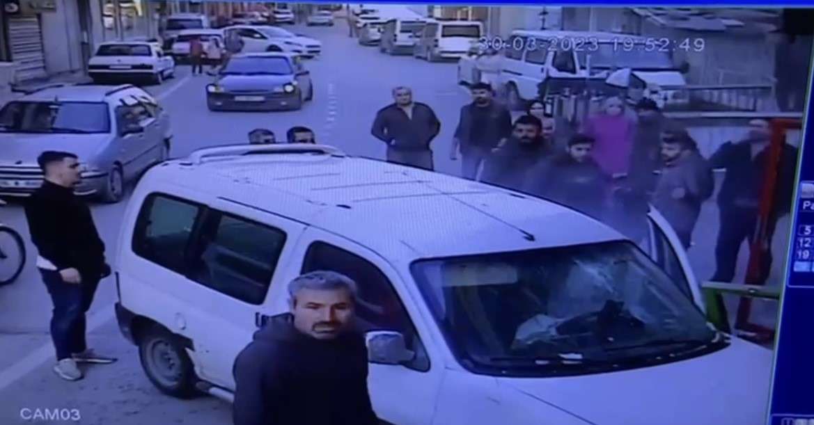 Bursa’da bir araç sürücüsü dalgınlığıyla herkesi hayrete düşürdü. Direksiyon başında olduğunu unutan sürücü, hafif ticari aracıyla yolun karşı şeridine geçerek markete çarptı. O anlar güvenlik kamerasına yansırken, kazada herhangi bir can kaybı ve yaralanma meydana gelmedi.
