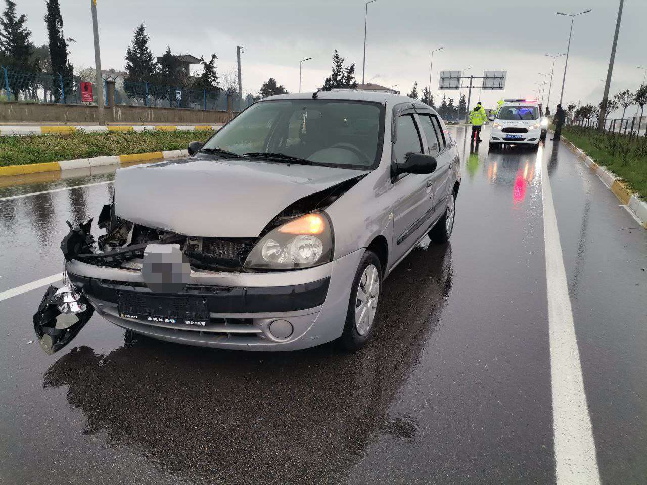 Ülkenin genelini etkisi altına alan sağanak yağış Balıkesir'in Bandırma ilçesinde zincirleme kazaya sebep oldu.