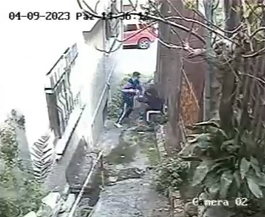 Eyüpsultan'da bir eve girmek üzereyken köpeğin havlaması üzerine paniğe kapılarak kaçmaya çalışan hırsız, sert kayaya çarptı. Ev sahibi, köpeği sayesinde yakaladığı hırsızı döverken o anlar kameraya yansıdı. Olay geçtiğimiz pazar günü Eyüpsultan İslambey Mahallesi 1. Uğur Sokak'ta meydana geldi. Edinilen bilgiye göre saat 14.35'te bir eve girmek üzere ara sokağa yönelen hırsızı fark eden köpek bir anda havlamaya başladı. Köpeğinin havlaması üzerine sokağa çıkan ev sahibi, içeri girmek üzere olan hırsız yakaladı. Kaçmaya çalışırken dengesini kaybeden hırsız, ev sahibi tarafından tekme tokat dövdü. Hırsız bir süre sonra olay yerinden kaçarken, yaşananlar güvenlik kamerasına yansıdı. O anlar güvenlik kamerasına yansıdı Güvenlik kamerasına yansıyan görüntüde hırsızlık yapmaya çalışan kişinin sokağa girdiği görülüyor. Bir süre sonra sokaktan koşarak çıkan kişi, dengesini kaybederek düşüyor. Bu esnada olayı fark eden ev sahibinin, hırsızı yakalayarak dövdüğü görülüyor.