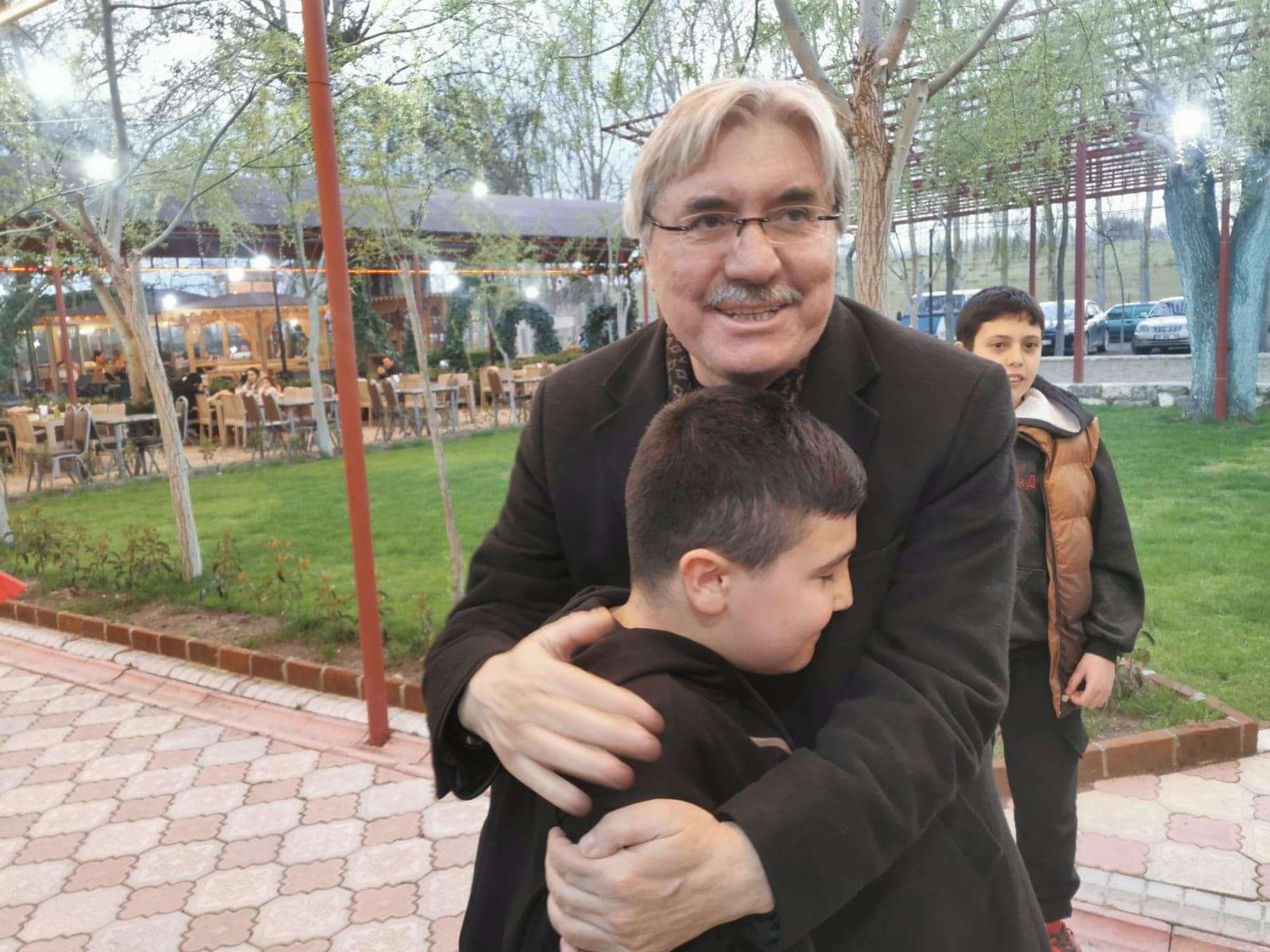 On bir ayın sultanı Ramazan ayının neredeyse her gününde farklı yerde hemşehrileri ile orucunu açan Başkan Cengiz İvrindi'de gönüllere dokunuyor.