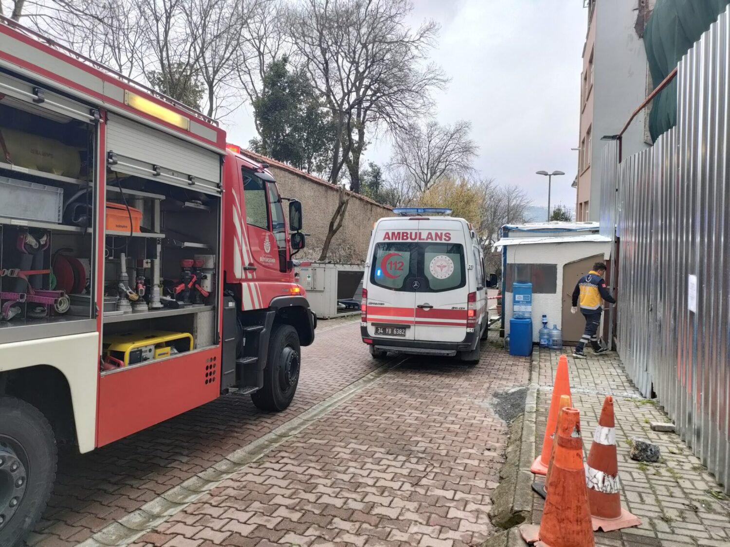 Beşiktaş’ta inşaat halindeki bir binada çalışan işçi, dengesini kaybederek 1 metre derinliğindeki kuyuya düştü. Bacağı demire saplanan talihsiz işçi, ambulansla hastaneye kaldırıldı.