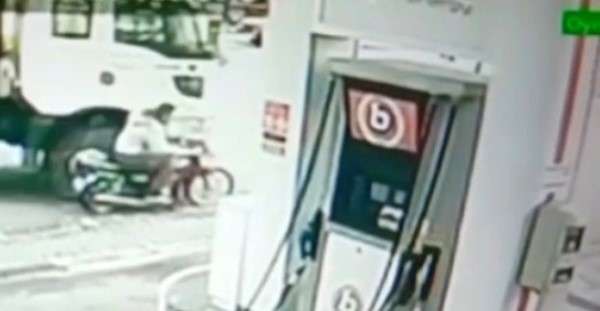 Balıkesir’in Edremit ilçesinde motosiklet sürücüsünün kamyonun altında kalarak ölümden son anda kurtulması, güvenlik kamerasına yansıdı.