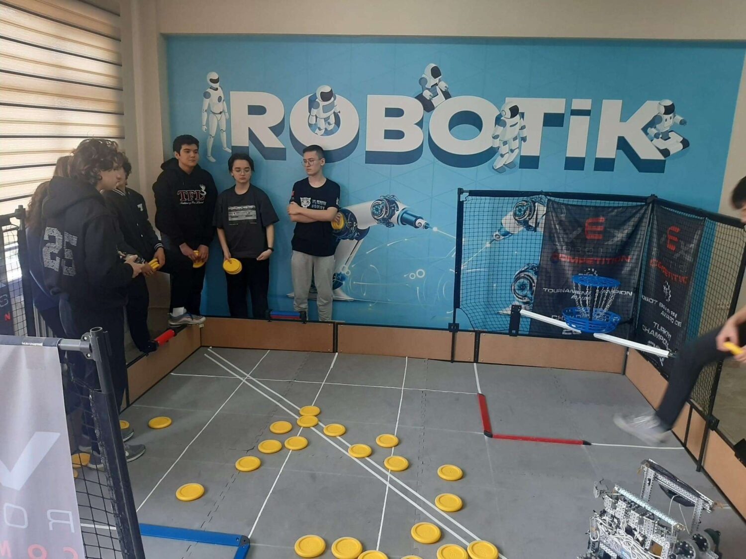 Tekirdağ'ın Süleymanpaşa ilçesinde bulunan Ebru Nayim Fen Lisesi robotik kodlama takımı öğrencileri, okulda ürettikleri robotla, ABD'nin Dallas kentinde yapılacak ve 50 ülkeden 800'ü aşkın takımın katılacağı Vex Robotics Dünya Şampiyonası'nda boy gösterecek.