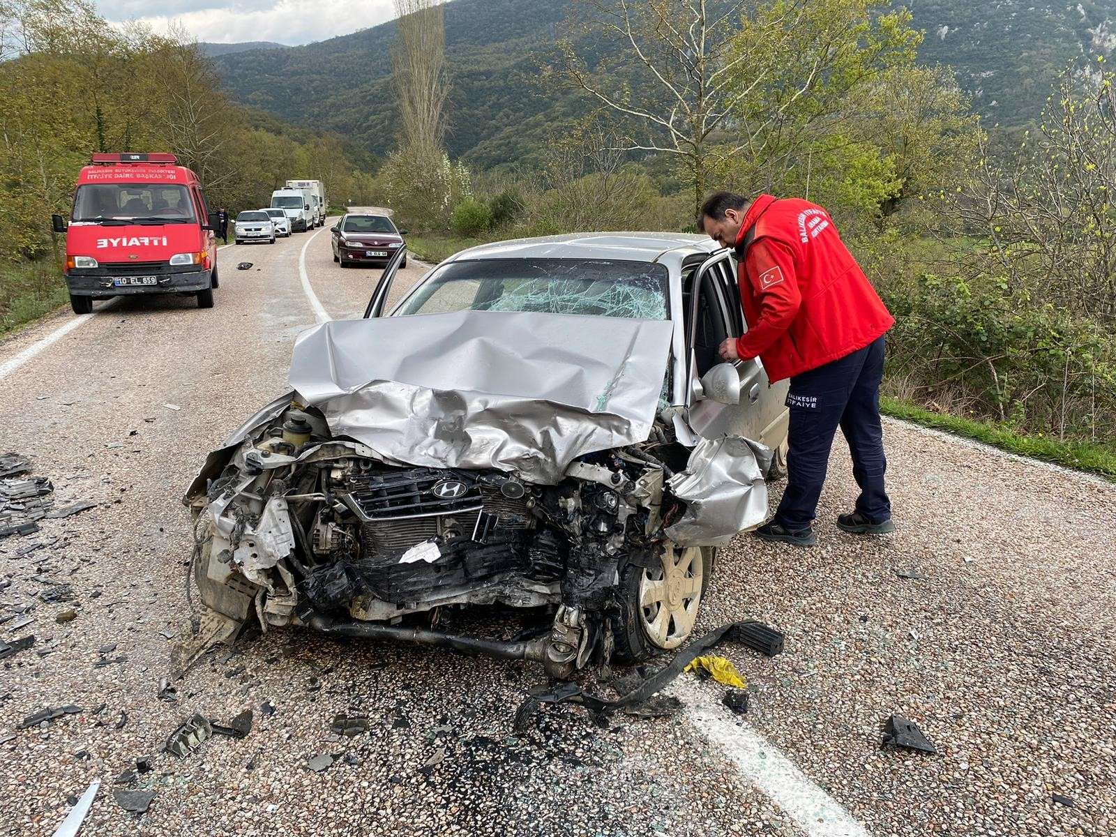 İki otomobilin kafa kafaya çarpışması sonucu yaşanan trafik kazasında 1 kişi yaralandı,1 kişi öldü.