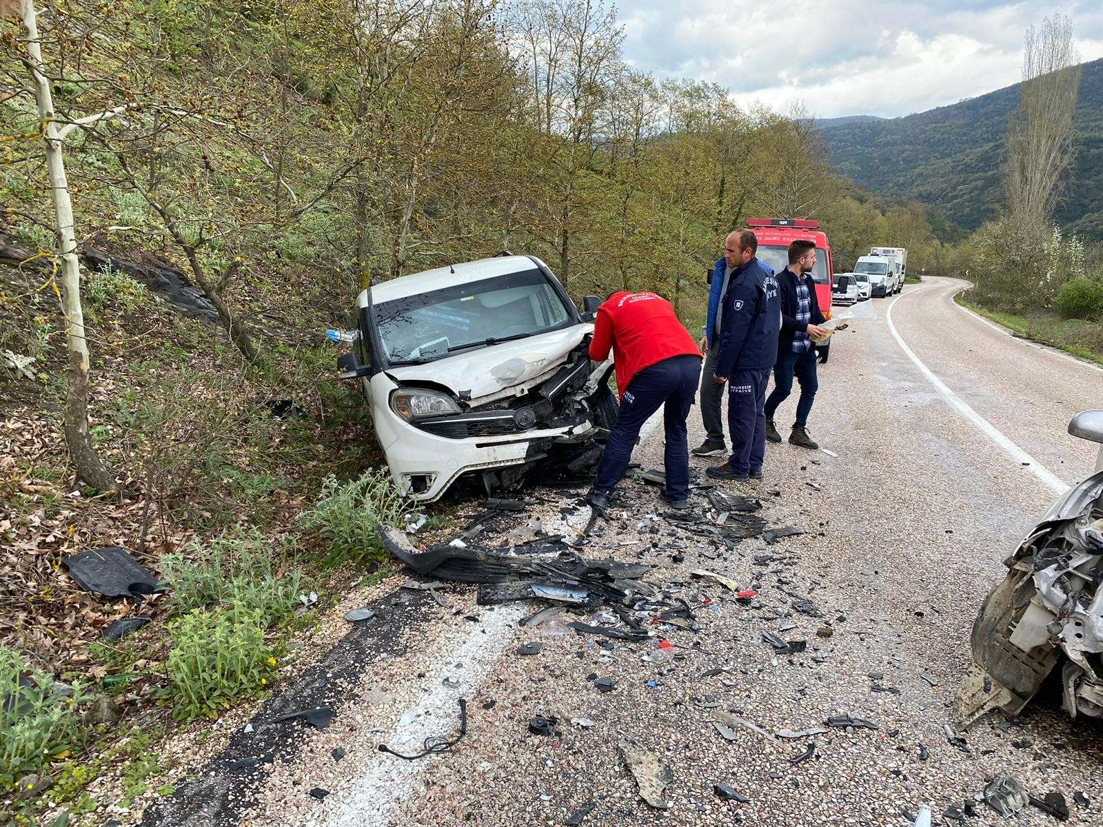 İki otomobilin kafa kafaya çarpışması sonucu yaşanan trafik kazasında 1 kişi yaralandı,1 kişi öldü.