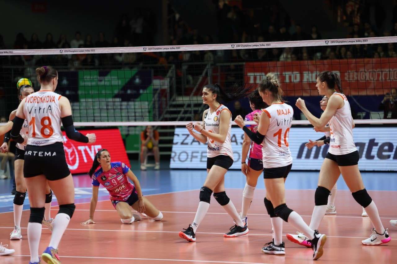 CEV Kadınlar Şampiyonlar Ligi Yarı Finali’nde Eczacıbaşı Dynavit, 3-2 kaybettiği ilk maçın rövanşını, 25-22, 25-12 ve 25-21'lik setlerle 3-0 kazanarak finale yükseldi. TÜRK FİNALİ!