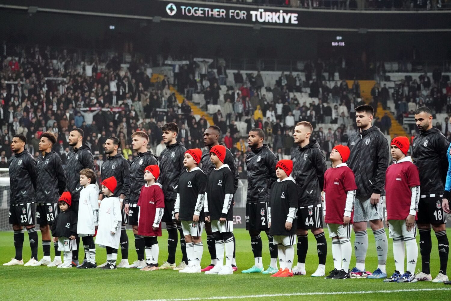 Beşiktaş, "Bırakmam Seni Türkiye'm" kampanyası kapsamında depremzedelere yardım etmek için İspanya La Liga takımlarından Atletico Madrid ile karşılaştı. Maçın bilet satışından elde edilen tüm gelir, deprem bölgelerine aktarılacak.