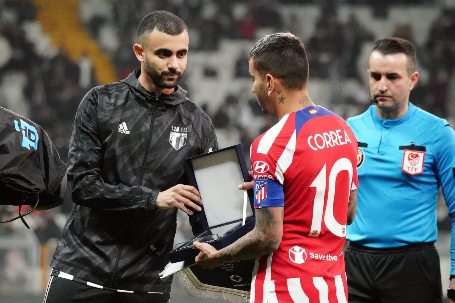Beşiktaş, "Bırakmam Seni Türkiye'm" kampanyası kapsamında depremzedelere yardım etmek için İspanya La Liga takımlarından Atletico Madrid ile karşılaştı. Maçın bilet satışından elde edilen tüm gelir, deprem bölgelerine aktarılacak.