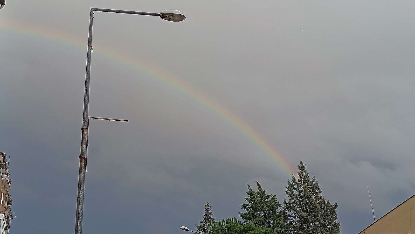 Balıkesir’in Sındırgı ilçesinde meteorolojik uyarılarla birlikte ilçe genelinde yağmur etkili olurken bin 764 rakımlı Ulus dağında ise kar yağışı etkili oldu. Sındırgı İlçe merkezindeki dereler dolarken yer yer cadde ve sokaklarda su birikintileri oluştu. Sındırgı Belediyesi ekipleri rögar temizlik çalışmalarını aralıksız sürdürerek su basma olaylarının önüne geçilmesini sağladı. Kimi bahçe ve tarlalar su altında kalırken, Nisan ayında Ulus dağı beyaza büründü kar kalınlığı 10 santimetreyi geçti. İlçe merkezinde yağış sonrası oluşan gökkuşağı görsel güzellik oluşturdu. Ulus dağındaki kar yağışı ise vatandaşların kameralarına yansıdı, offroad araçları soluğu zirvede aldı.