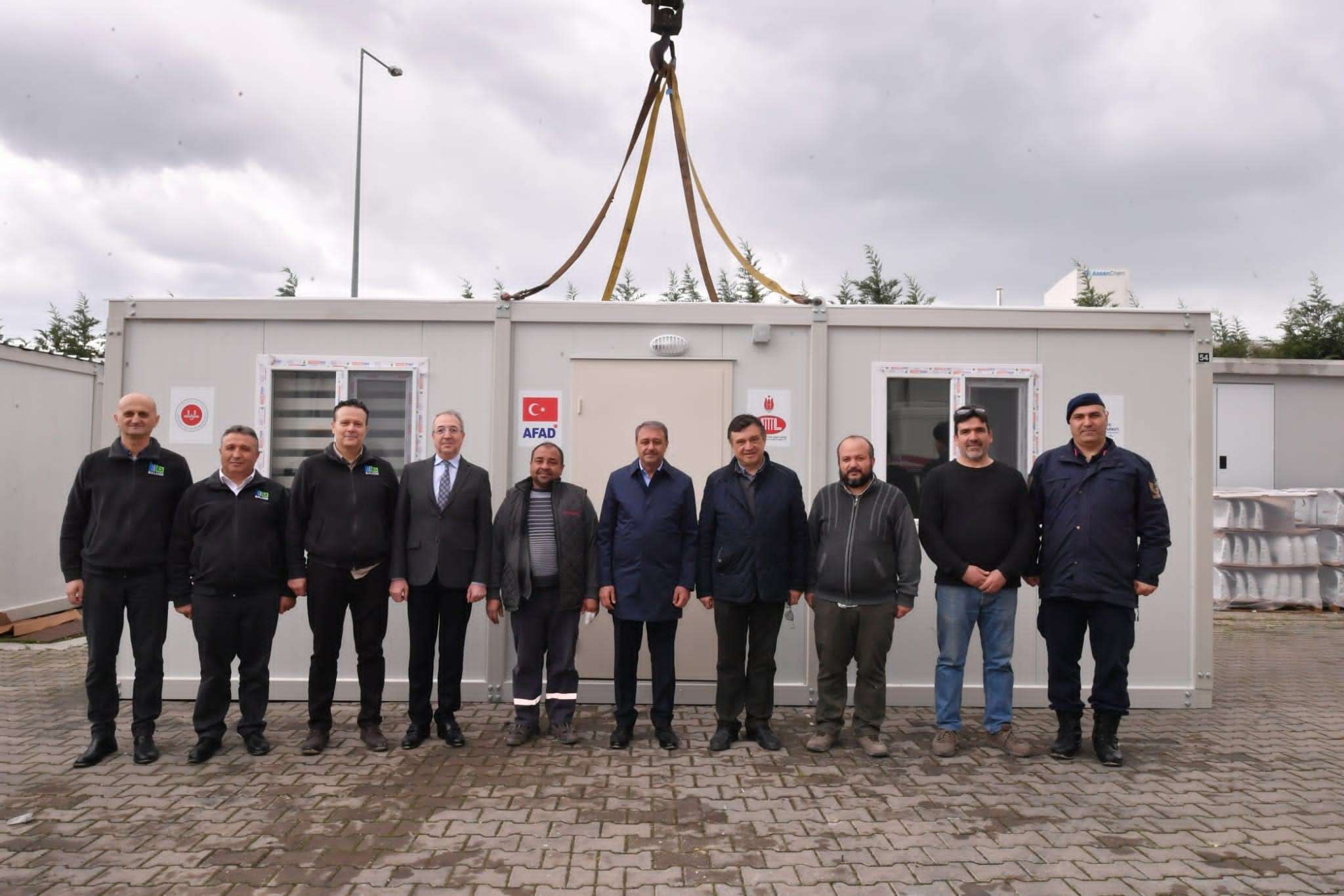 Şubat ayında yaşanan büyük depremin ardından bölgede yaraların sarılması için çalışmalar hız kesmeden devam ediyor. Balıkesir'den deprem bölgesine 44 konteyner ev demiryolu ile sevk edildi.