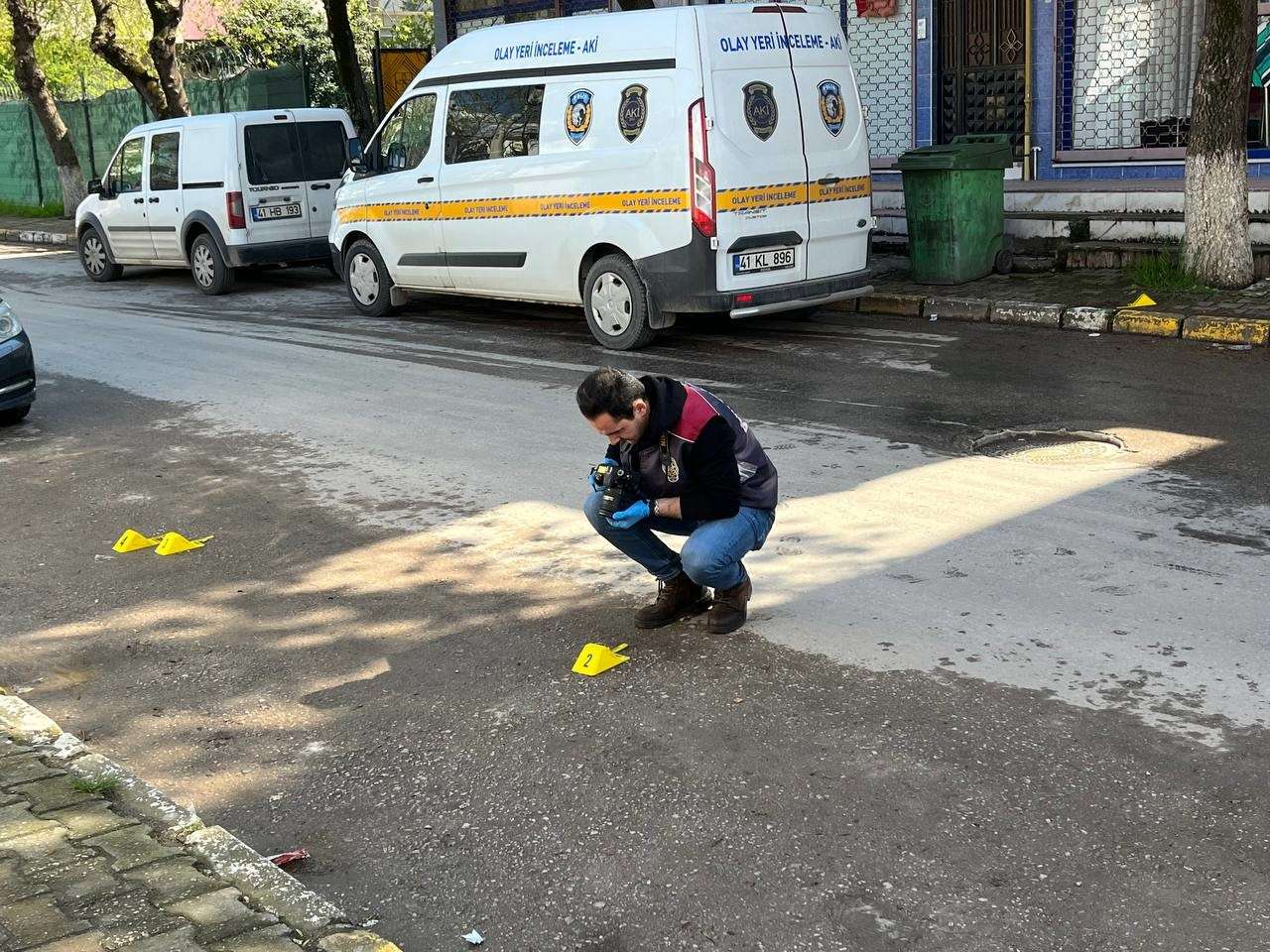Kocaeli'nin Körfez ilçesinde yolda yürüyen kişiye, husumetlisi olduğu öğrenilen şüpheli tarafından otomobilden ateş açıldı. O anlar saniye saniye güvenlik kamerasına yansıdı.