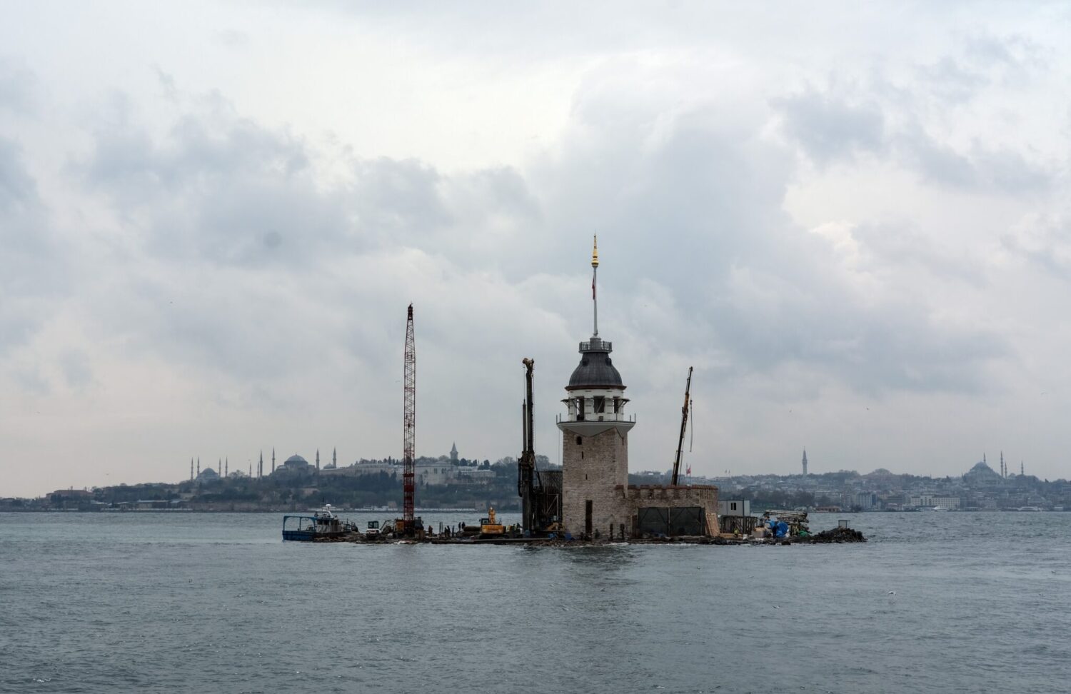 Restorasyon çalışmaları devam eden İstanbul’un simgelerinden Kız Kulesi’nin son hali görüntülendi. Mayıs ayında açılacak olsa da yapının silüetini tekrar görmek İstanbulluları mutlu etti. 