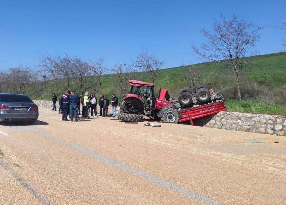 Balıkesir’in Bandırma ilçesinde buğday yüklü traktör kamyon ile çarpıştı, traktör sürücüsü ağır yaralandı.