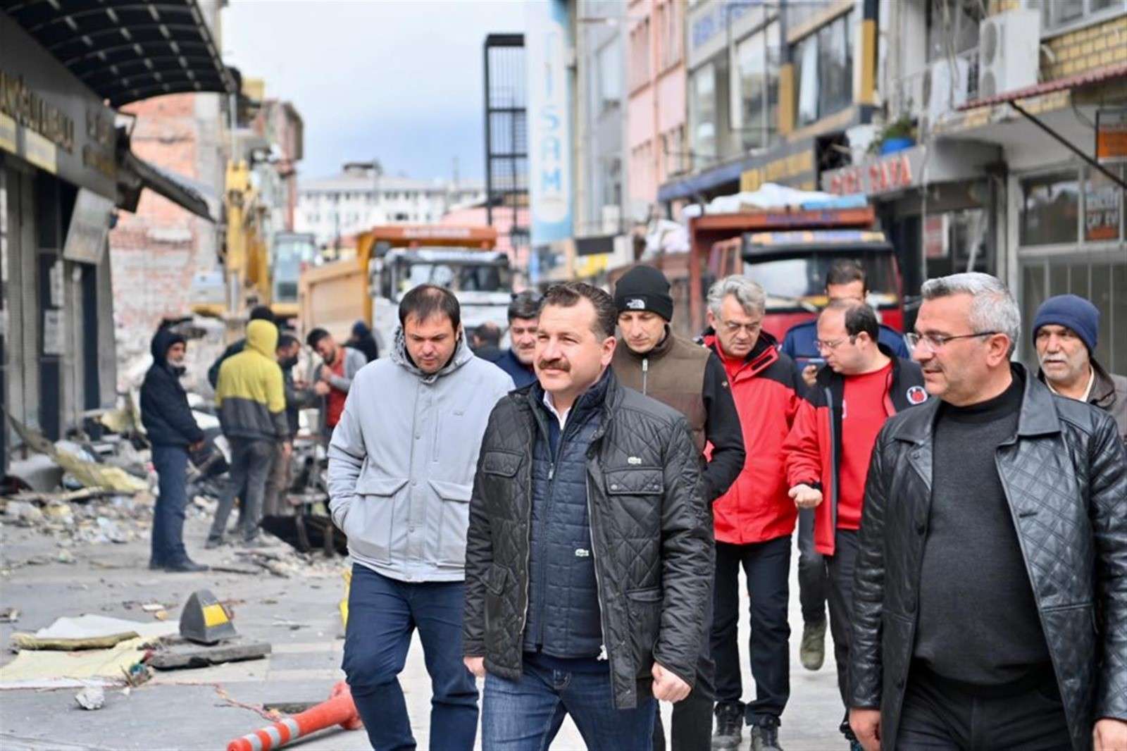 Balıkesir Büyükşehir Belediye Başkanı Yücel Yılmaz bir yandan Balıkesir’in 20 ilçesinde projelerini sürdürürken bir yandan da deprem bölgesinde yaraları sarmaya devam ediyor.
