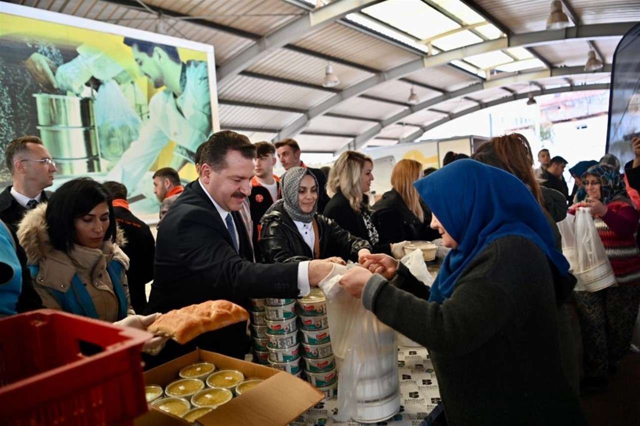 Balıkesir Büyükşehir Belediye Başkanı Yücel Yılmaz bir yandan Balıkesir’in 20 ilçesinde projelerini sürdürürken bir yandan da deprem bölgesinde yaraları sarmaya devam ediyor.