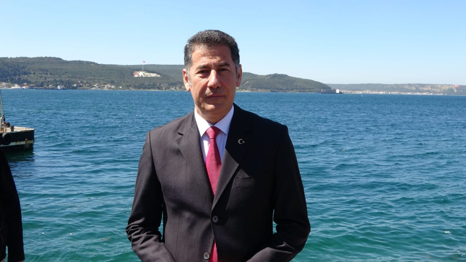 Ata İttifakı'nın Cumhurbaşkanı adayı Sinan Oğan, Çanakkale'deki kordon boyunda vatandaşlarla buluştu. Kendisini tanıtan Oğan, 14 Mayıs'ta yapılacak olan Genel Seçimler için destek istedi.