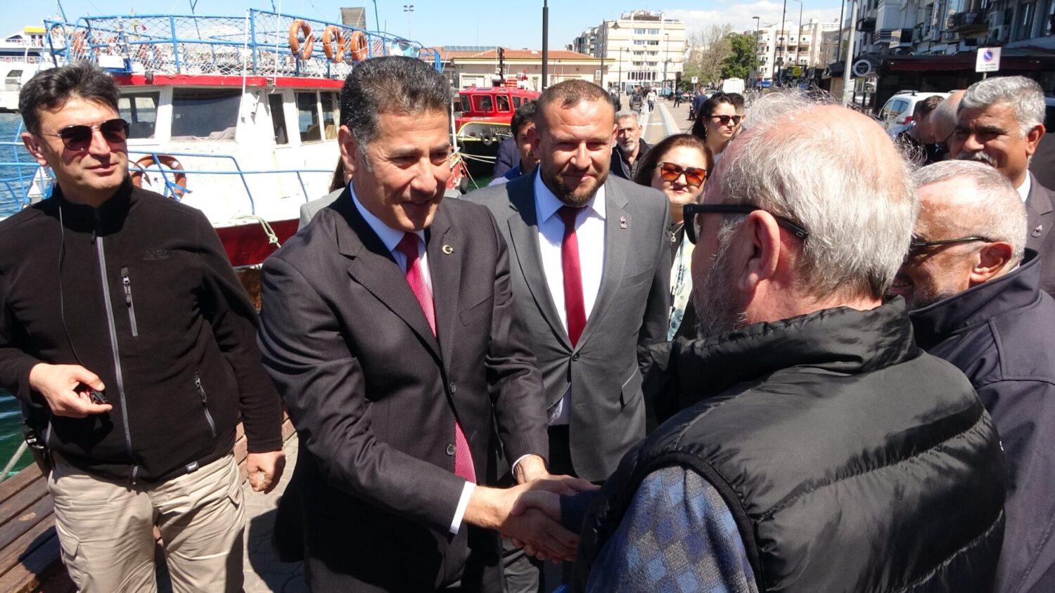 Ata İttifakı'nın Cumhurbaşkanı adayı Sinan Oğan, Çanakkale'deki kordon boyunda vatandaşlarla buluştu. Kendisini tanıtan Oğan, 14 Mayıs'ta yapılacak olan Genel Seçimler için destek istedi.