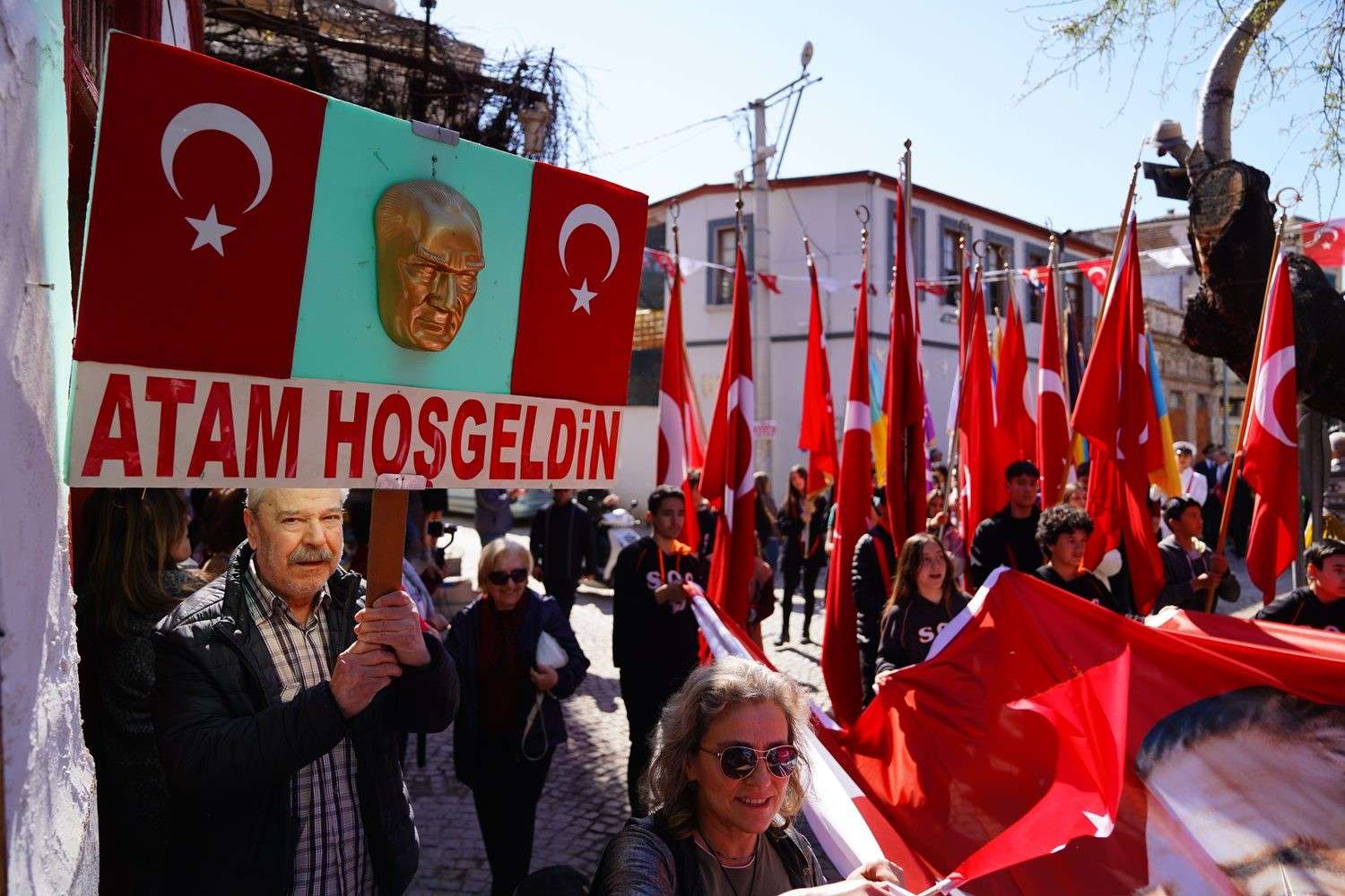 Türkiye Cumhuriyeti'nin kurucusu Gazi Mustafa Kemal Atatürk’ün Ayvalık'a gelişinin 89’uncu yıl dönümü kutlandı. Program, Ayvalık Karayolları 29'uncu Şube Şefliği bahçesinden başladı.
