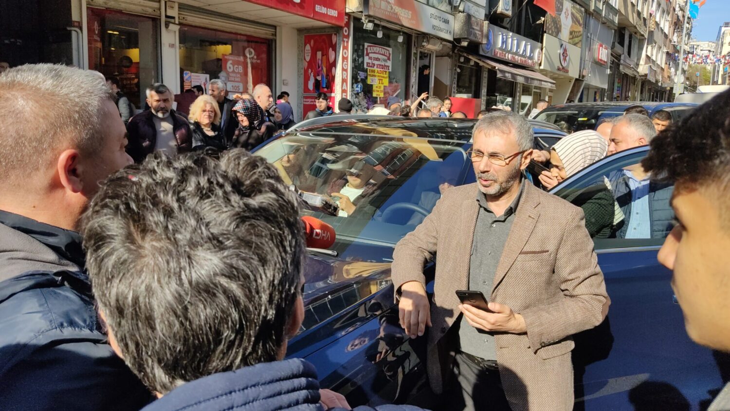 İçişleri Bakanı Süleyman Soylu, Esenler'de yerli otomobil olan TOGG ile şehir turu attı. Soylu, tur sırasında yaptığı açıklamada, "Cumhurbaşkanımızın liderliği ve iradesi nasıl sonuçlar doğuruyor görüyoruz" ifadelerini kullandı.