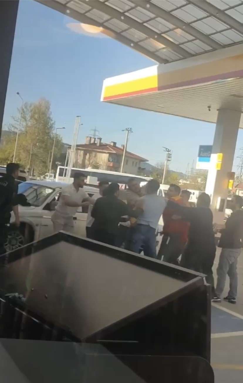 Bursa'da petrol istasyonu çalışanları ile müşteriler arasındaki yumrukların konuştuğu kavga kameralara yansıdı.