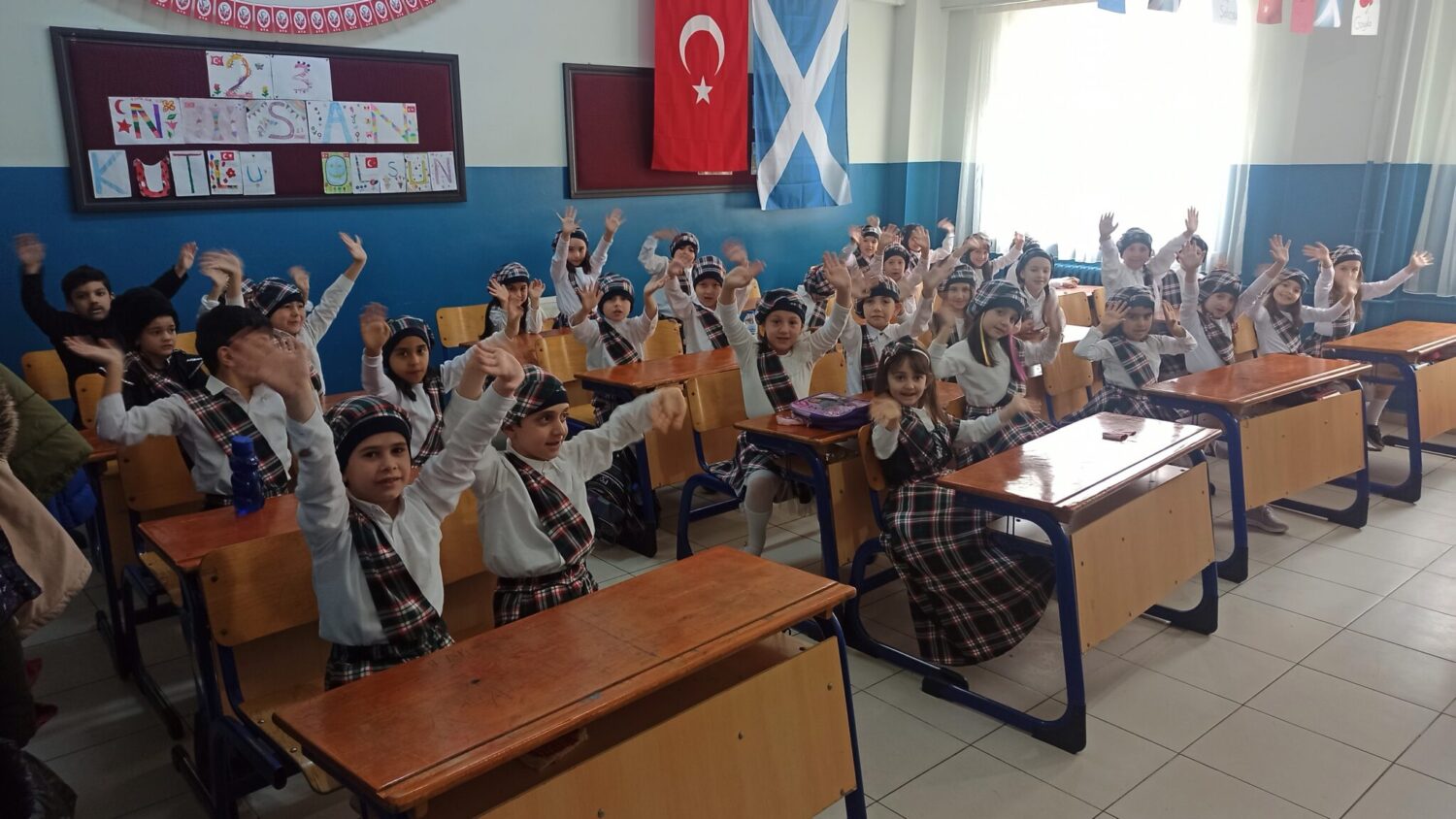 Bursa’daki ilköğretim okulu, 23 Nisan Ulusal Egemenlik ve Çocuk Bayramı’nın tatile gelmesi sebebiyle kutlamaları erken gerçekleştirdi. Dünyadaki kıtaları ve ülkeleri temsil eden ilköğretim öğrencileri, kıyafetleri ve öğrendikleri bilgilerle renkli görüntüler sergiledi.