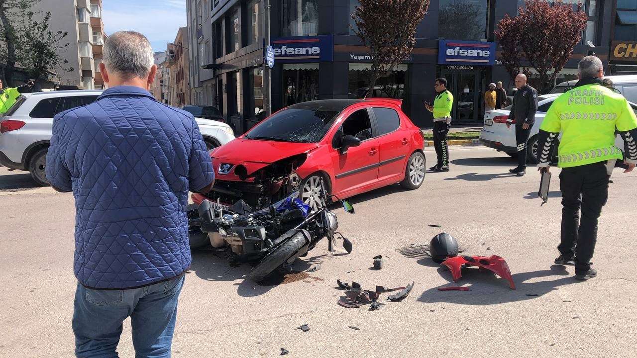 Balıkesir’in Bandırma ilçesinde 17 Eylül mahallesi Atatürk caddesinde meydana gelen trafik kazasında motosiklet sürücüsü yaralandı.
