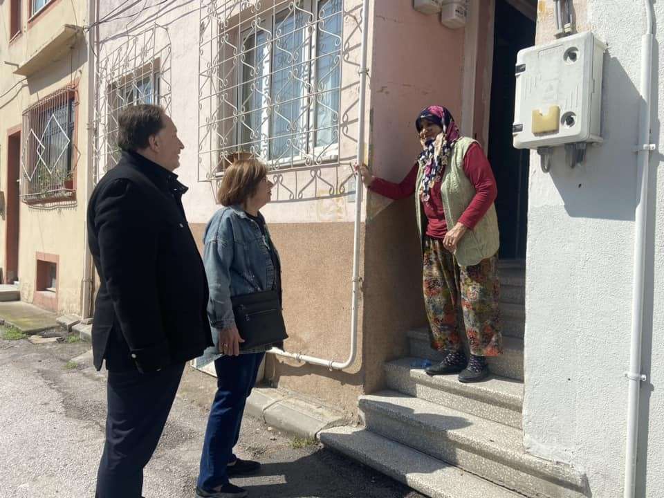 Vatandaşların istek ve beklentileri ve hizmet üretmek için sık sık mahalle ziyaretleri yapan Karesi Belediye Başkanı Dinçer Orkan, Vicdaniye Mahallesi’nde vatandaşlarla bir araya geldi.