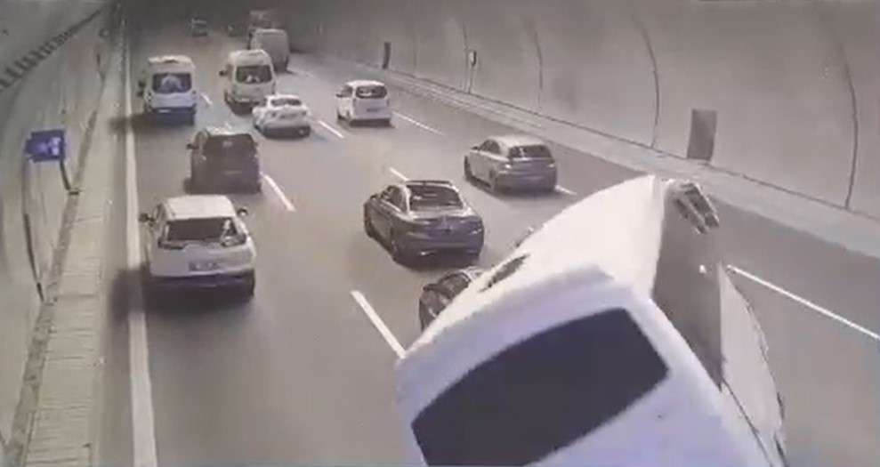 Kuzey Marmara Otoyolu Cebeci Tüneli'nde, Çağlayan Adliyesi personelini taşıyan servis kaza yapmıştı ve 4 kişi yaralanmıştı. Olayın güvenlik kamerası görüntüleri de ortaya çıktı.