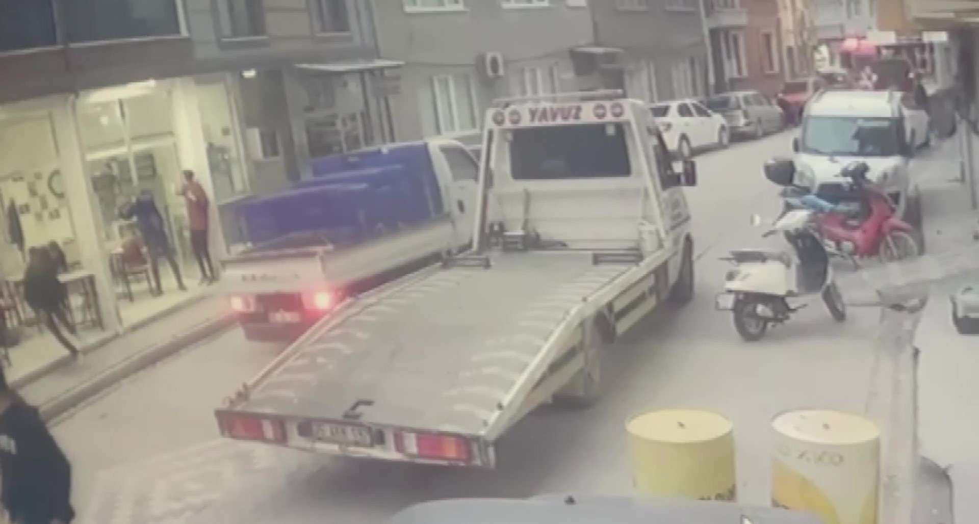 Balıkesir’in Edremit ilçesinde kahvehanede iki grup arasında çıkan kavgada pompalı tüfek ile vurularak hayatını kaybeden 20 yaşındaki Rojhat Kaçmaz'ın öldürülme anları güvenlik kamerasına yansıdı.
