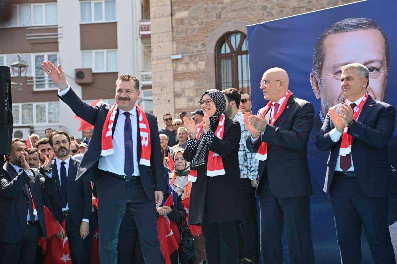 AK Parti Balıkesir İl Başkanlığı 14 Mayıs’ta yapılacak genel seçimlerde milletvekili listesinde yer alan adayların tanıtımını yaptı. Cuma Namazı sonrasında Tarihi Zağnos Paşa Camisinden Şeyhlütfullah Camisi’ne kadar yürüyüş yapan partililer ve milletvekili adayları 14 Mayıs’ta yapılacak seçimler için Balıkesirlilerden destek istedi.