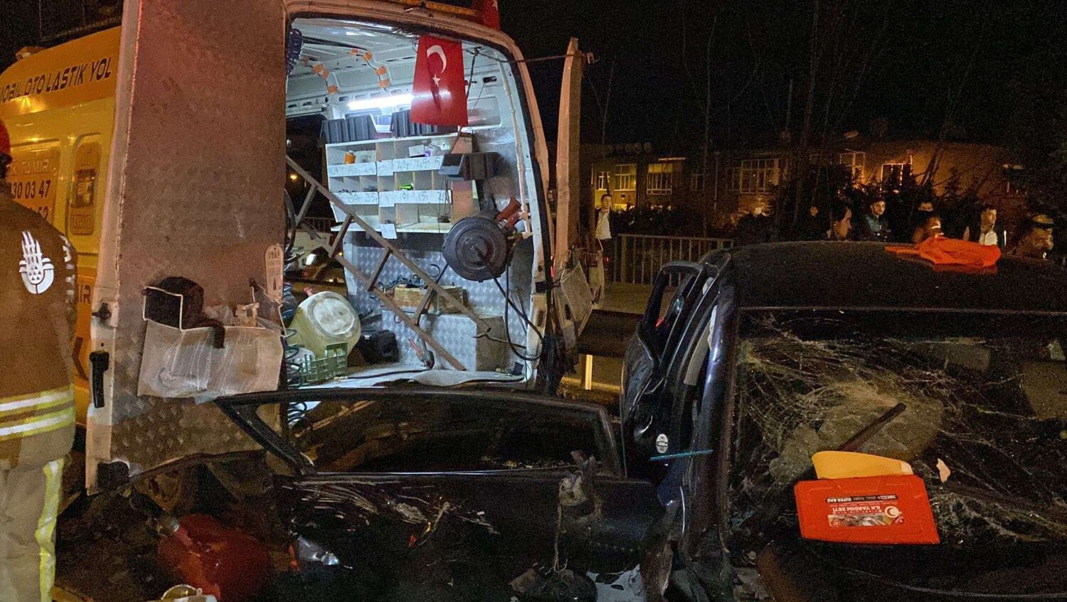 Bahçelievler’de makas attığı iddia edilen sürücünün neden olduğu zincirleme trafik kazasında 1 kişi hayatını kaybetti, 3 kişi de yaralandı.