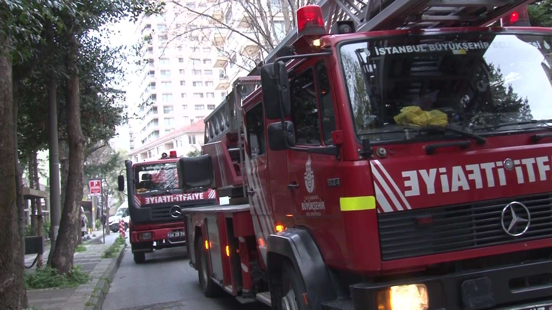 Kadıköy'deki bir kafede bilinmeyen bir sebeple çıkan yangın, panik yarattı. İtfaiye ekipleri, aldıkları ihbar üzerine yangına müdahale etti.