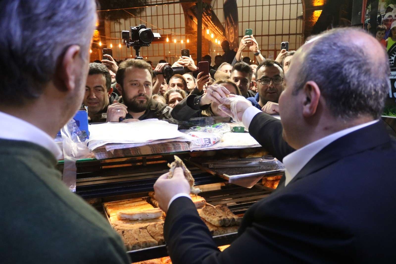 AK Parti Bursa 2. bölge adayı ve Sanayi ve Teknoloji Bakanı Mustafa Varank, Togg marka makam aracıyla Abdal Meydanı'na gelerek Bursalı gençlerle sahur yaptı.