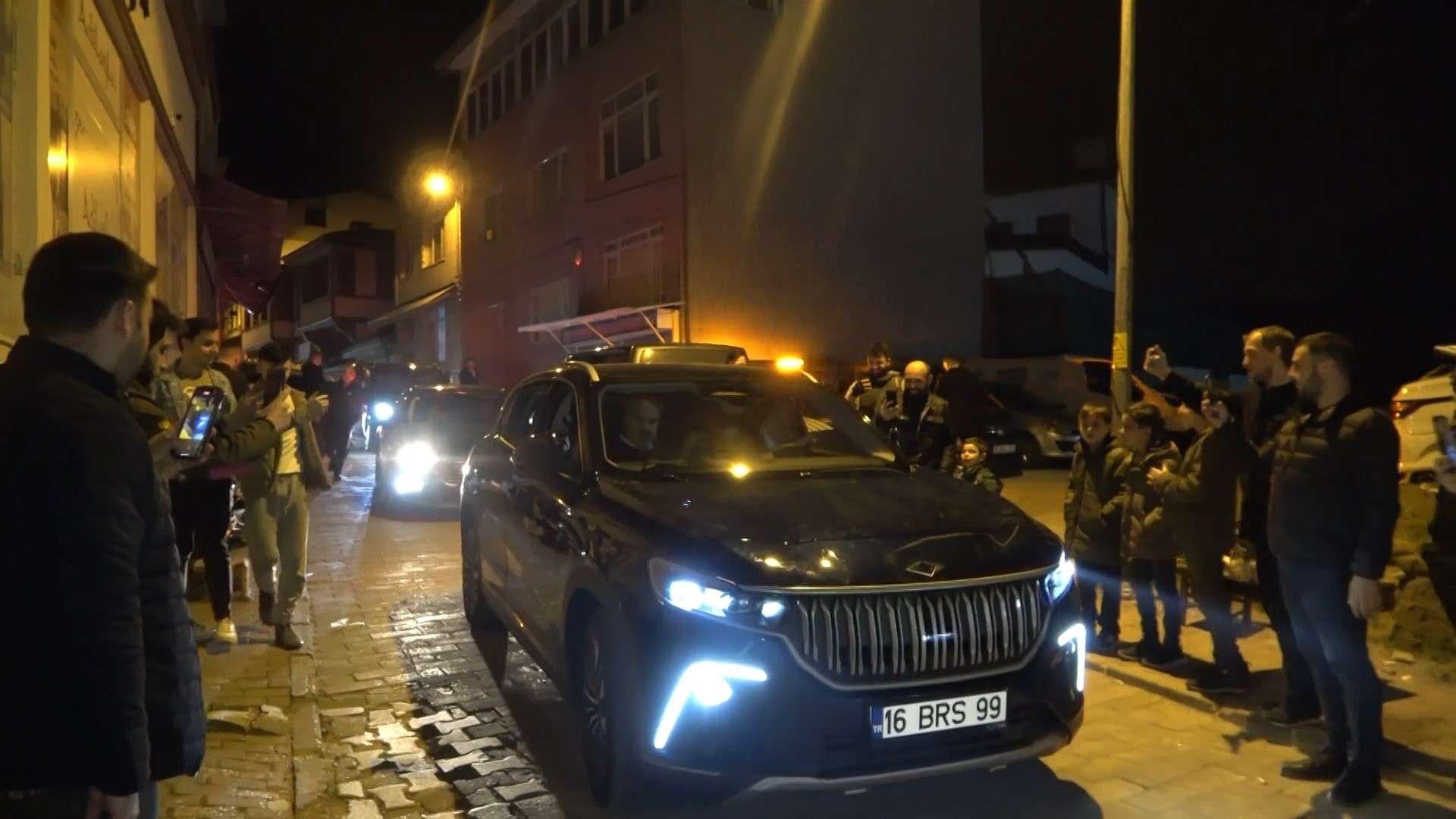 AK Parti Bursa 2. bölge adayı ve Sanayi ve Teknoloji Bakanı Mustafa Varank, Togg marka makam aracıyla Abdal Meydanı'na gelerek Bursalı gençlerle sahur yaptı.