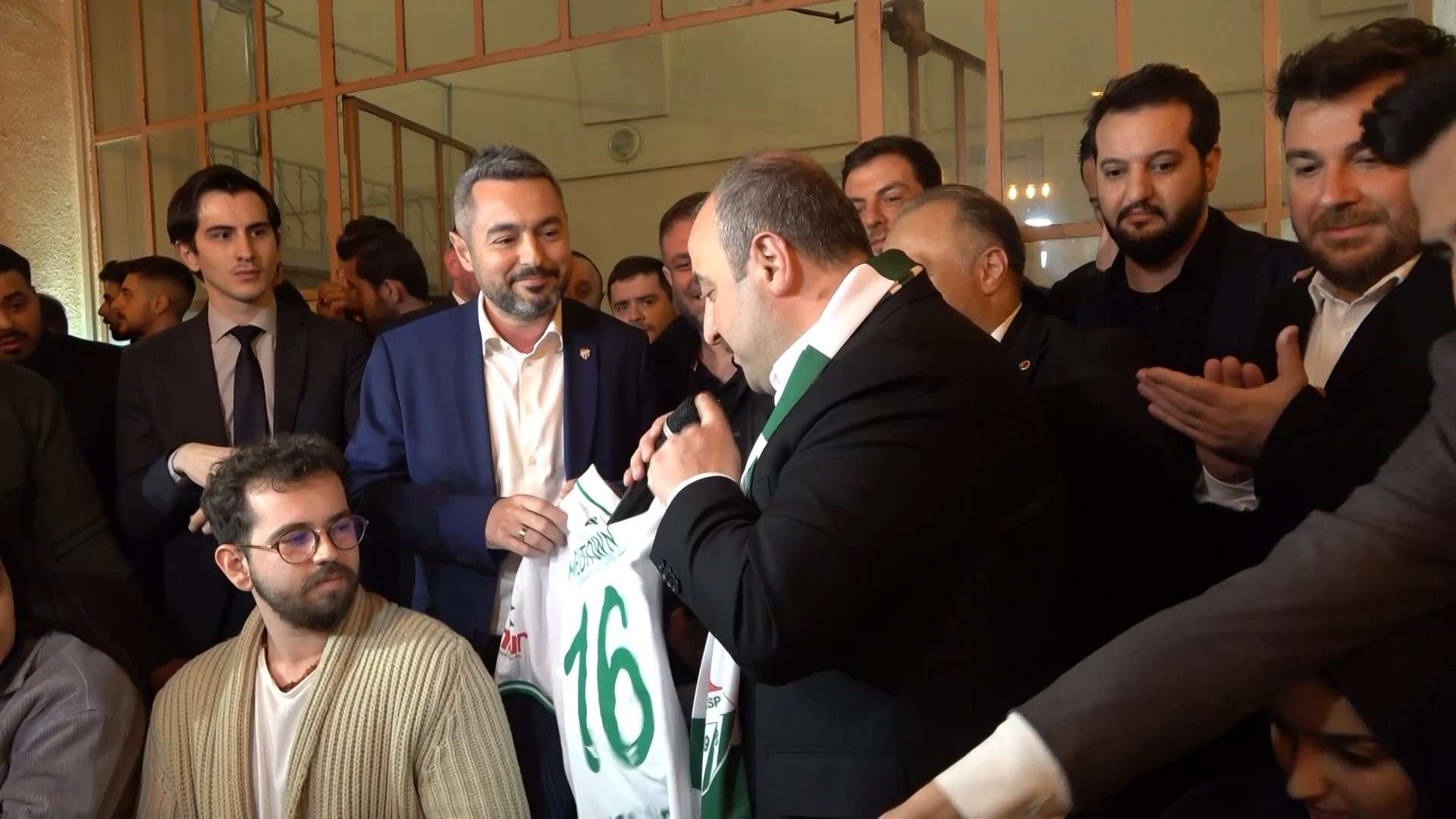 AK Parti Bursa 2. bölge adayı ve Sanayi ve Teknoloji Bakanı Mustafa Varank, Togg marka makam aracıyla Abdal Meydanı'na gelerek Bursalı gençlerle sahur yaptı.